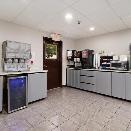 Microtel Inn And Suites Manistee Ngoại thất bức ảnh