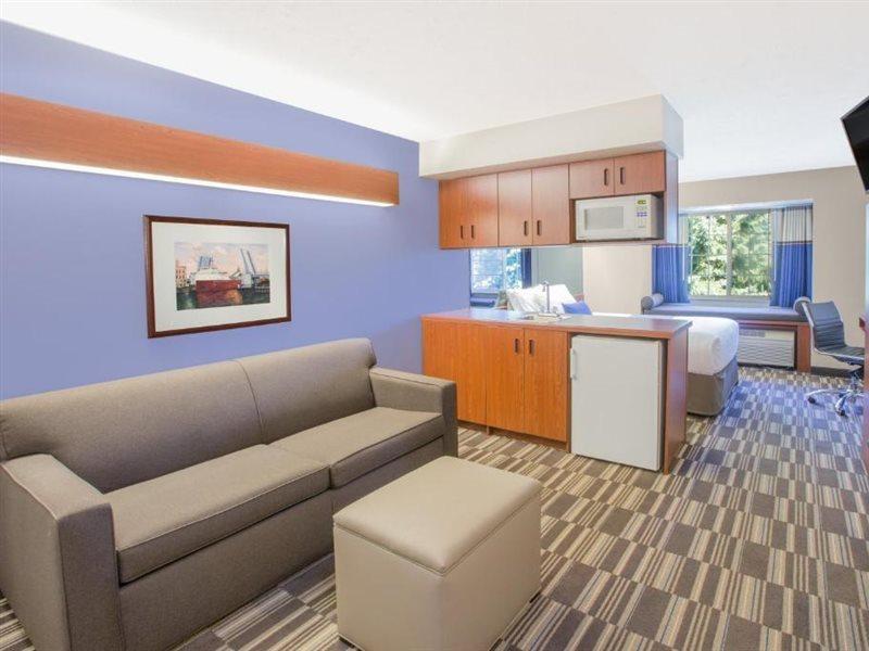 Microtel Inn And Suites Manistee Ngoại thất bức ảnh