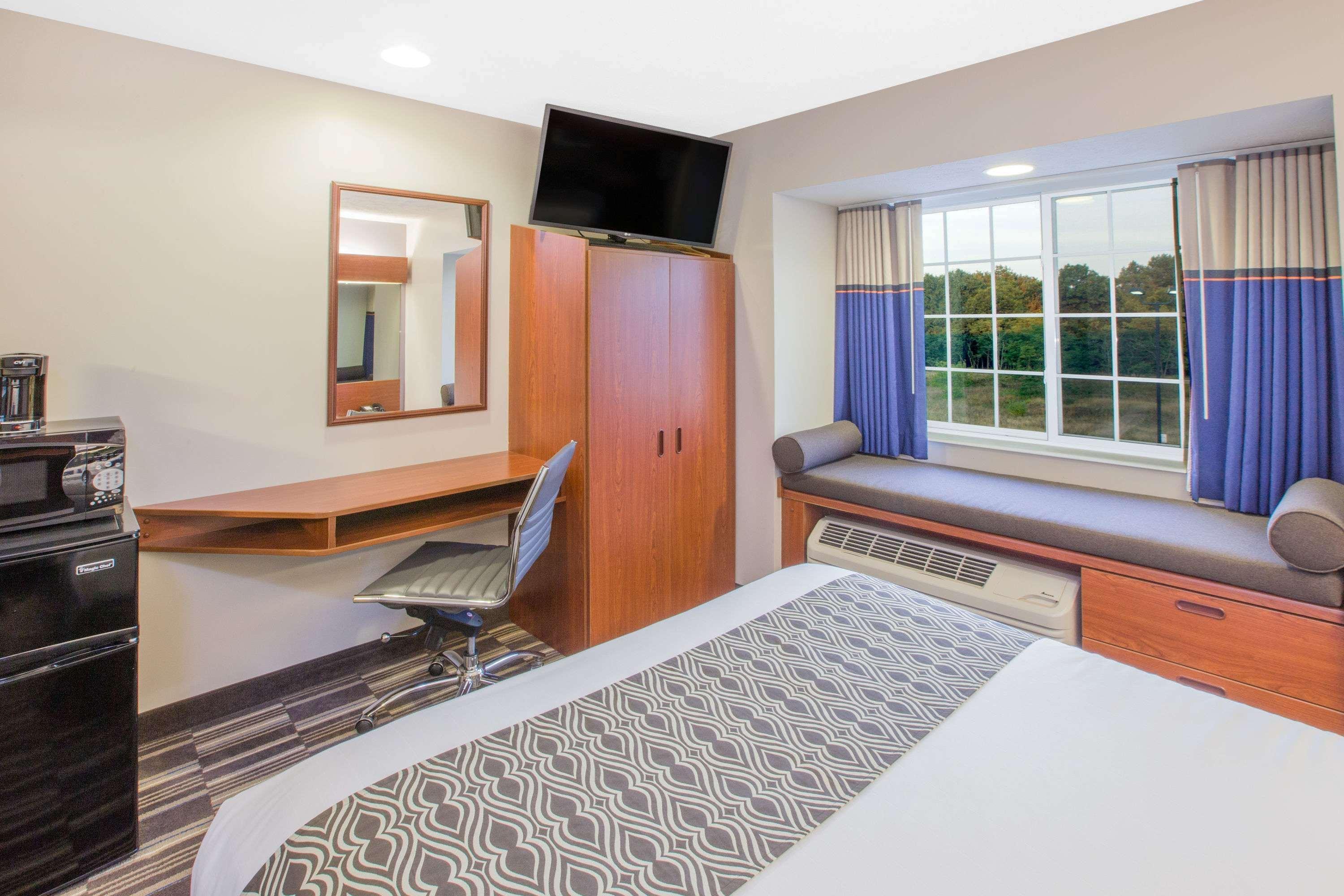 Microtel Inn And Suites Manistee Ngoại thất bức ảnh