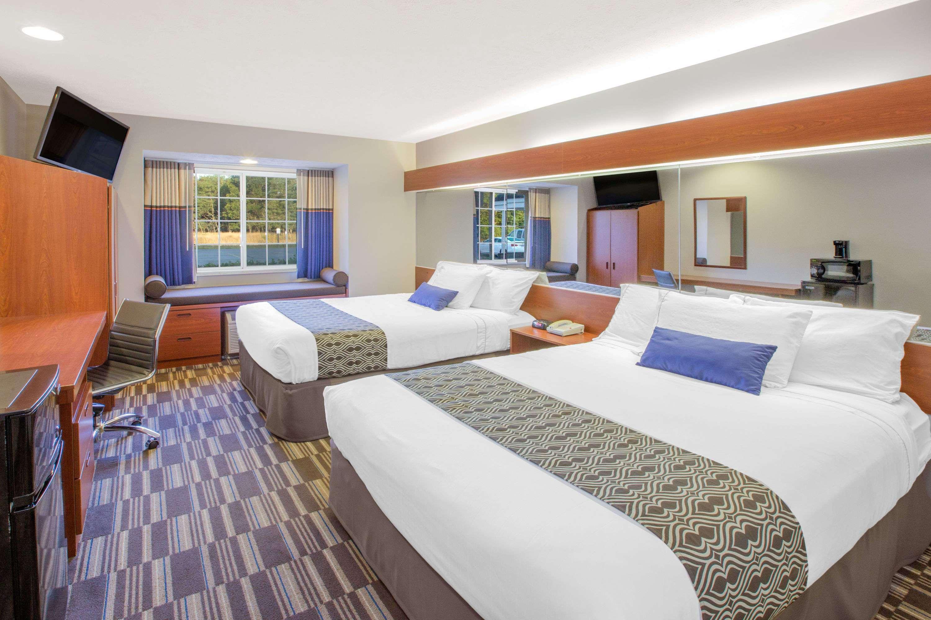 Microtel Inn And Suites Manistee Ngoại thất bức ảnh