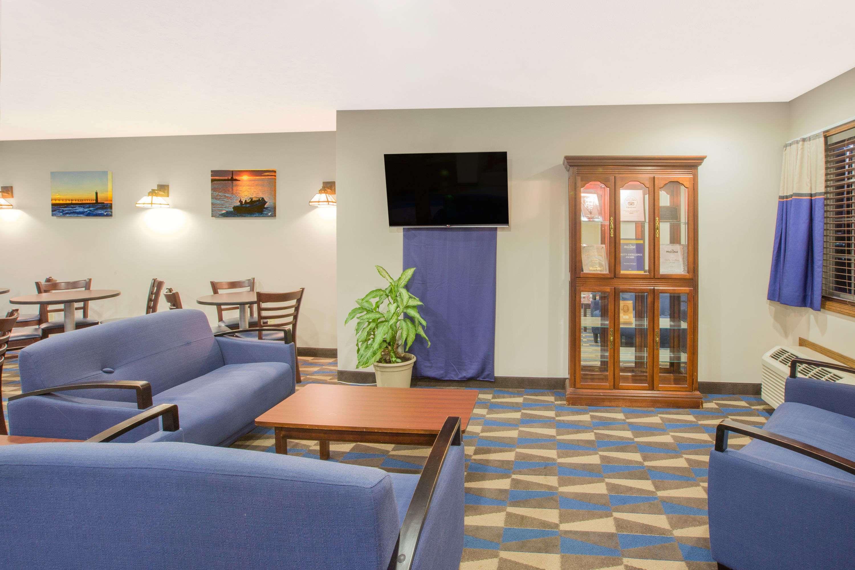 Microtel Inn And Suites Manistee Ngoại thất bức ảnh