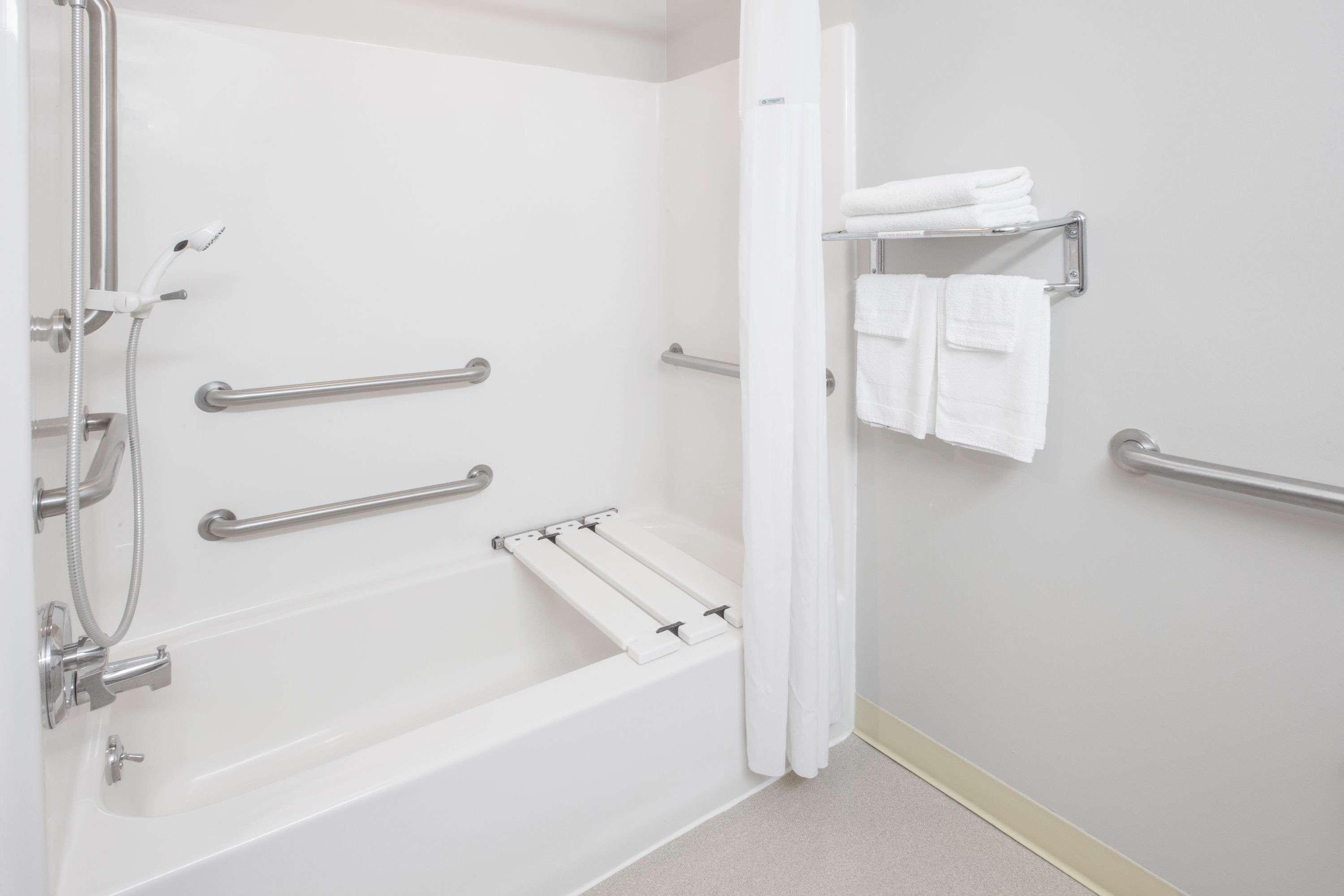 Microtel Inn And Suites Manistee Ngoại thất bức ảnh