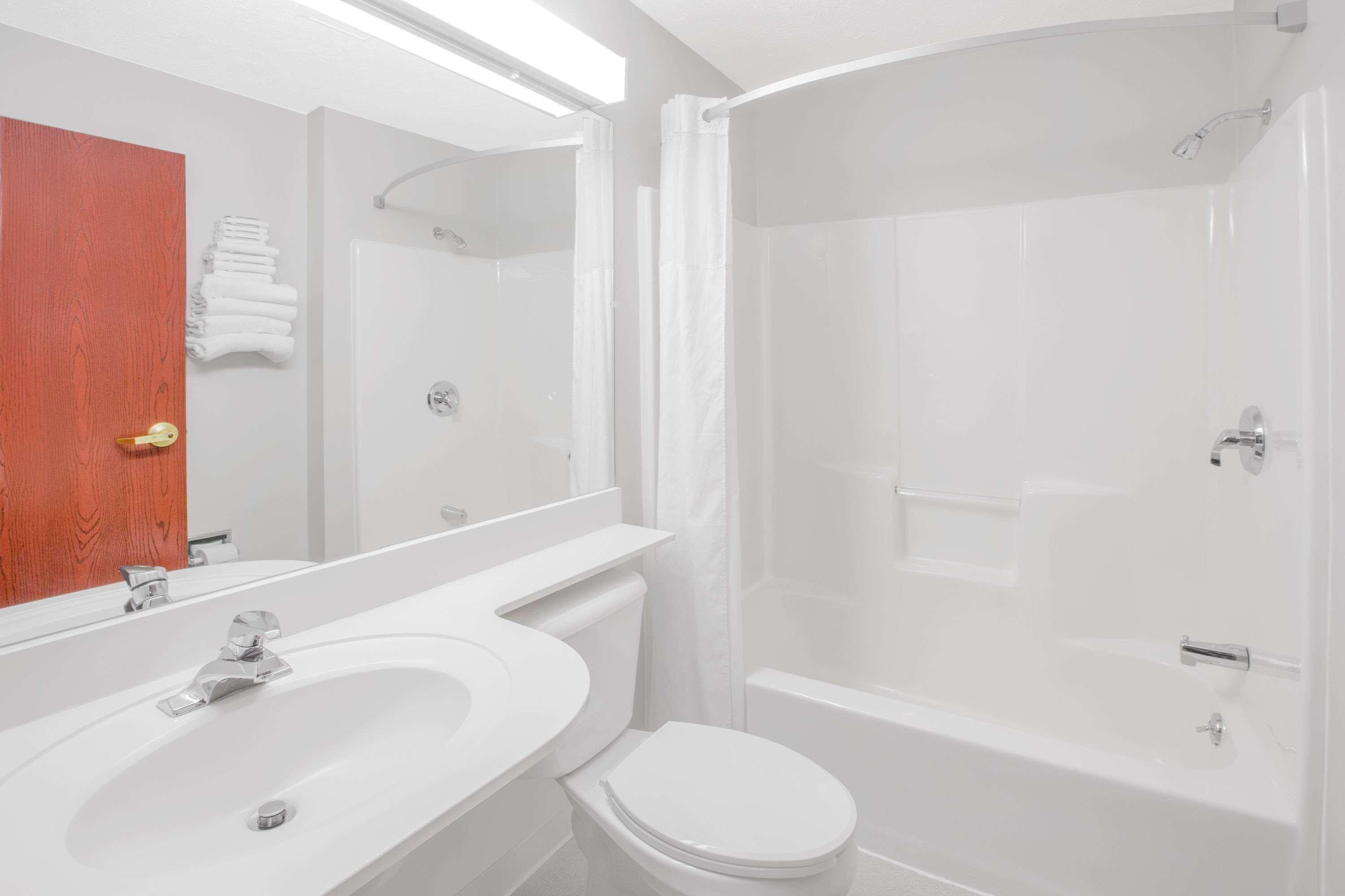 Microtel Inn And Suites Manistee Ngoại thất bức ảnh