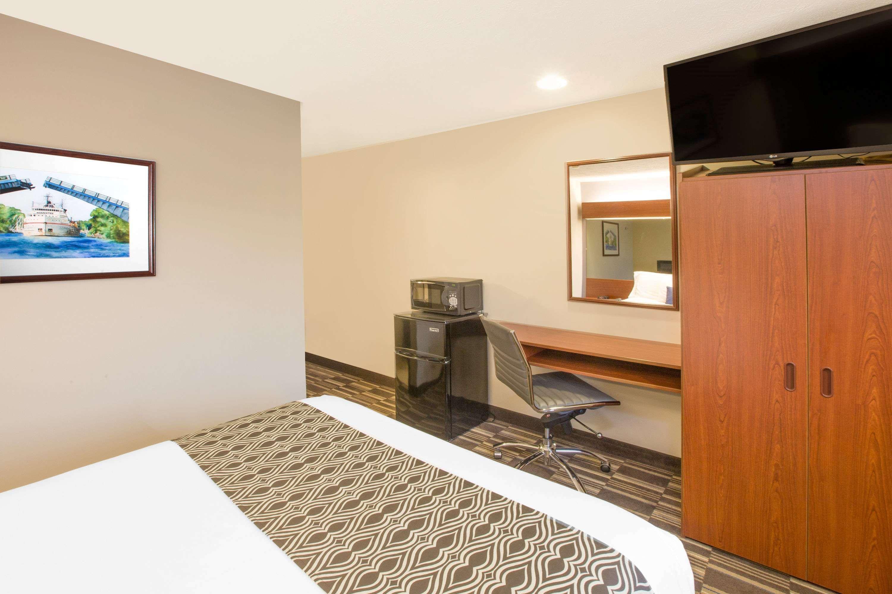 Microtel Inn And Suites Manistee Ngoại thất bức ảnh