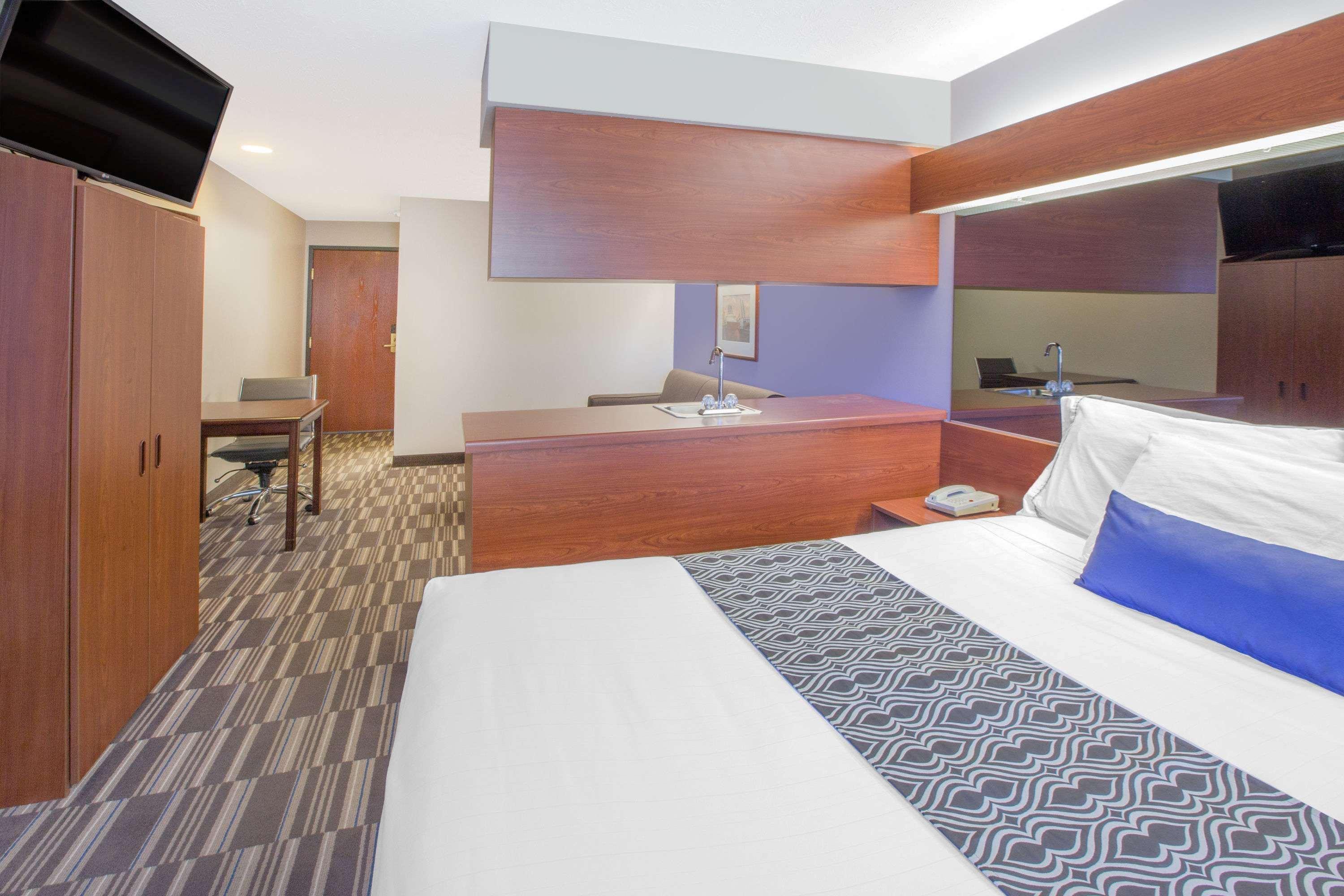 Microtel Inn And Suites Manistee Ngoại thất bức ảnh