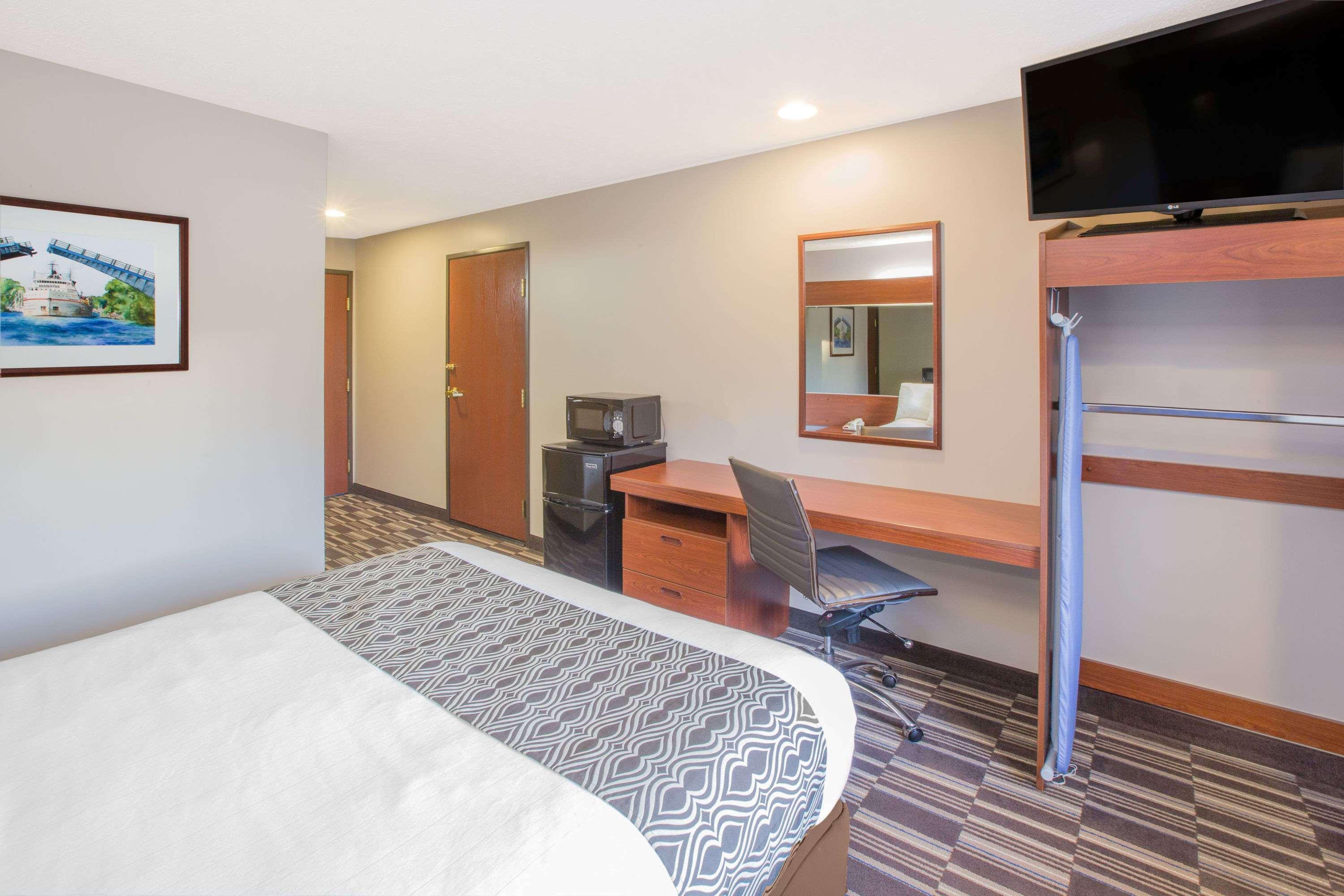Microtel Inn And Suites Manistee Ngoại thất bức ảnh