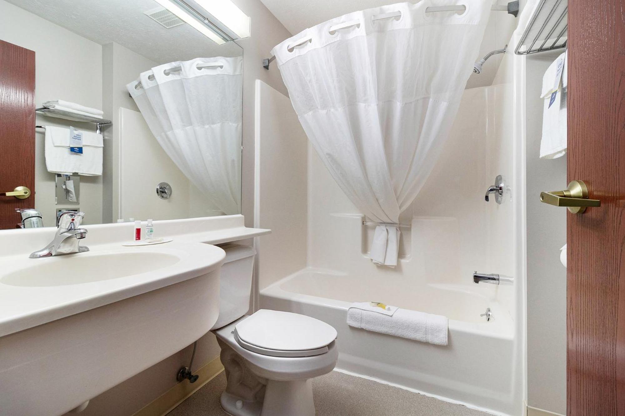 Microtel Inn And Suites Manistee Ngoại thất bức ảnh
