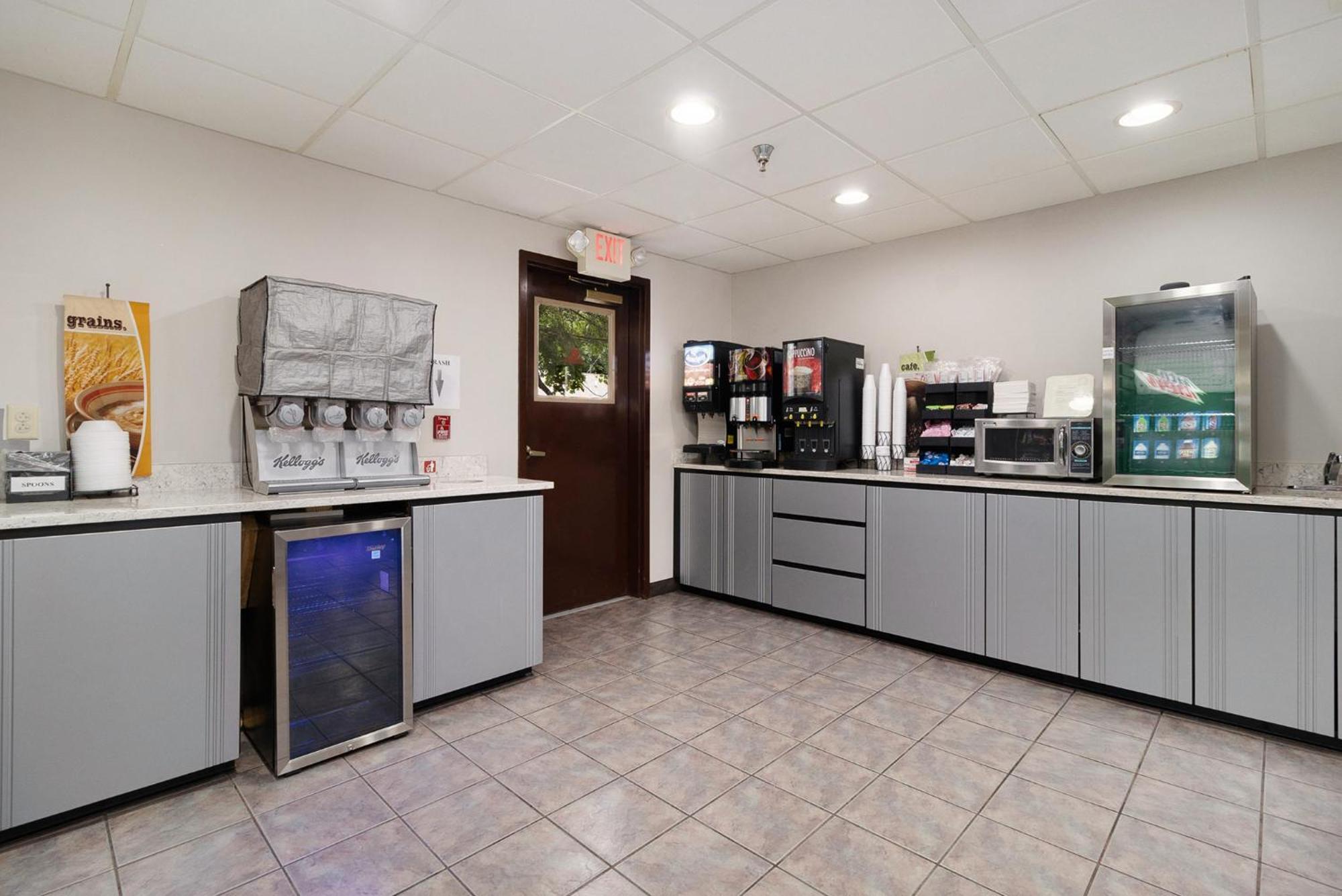 Microtel Inn And Suites Manistee Ngoại thất bức ảnh