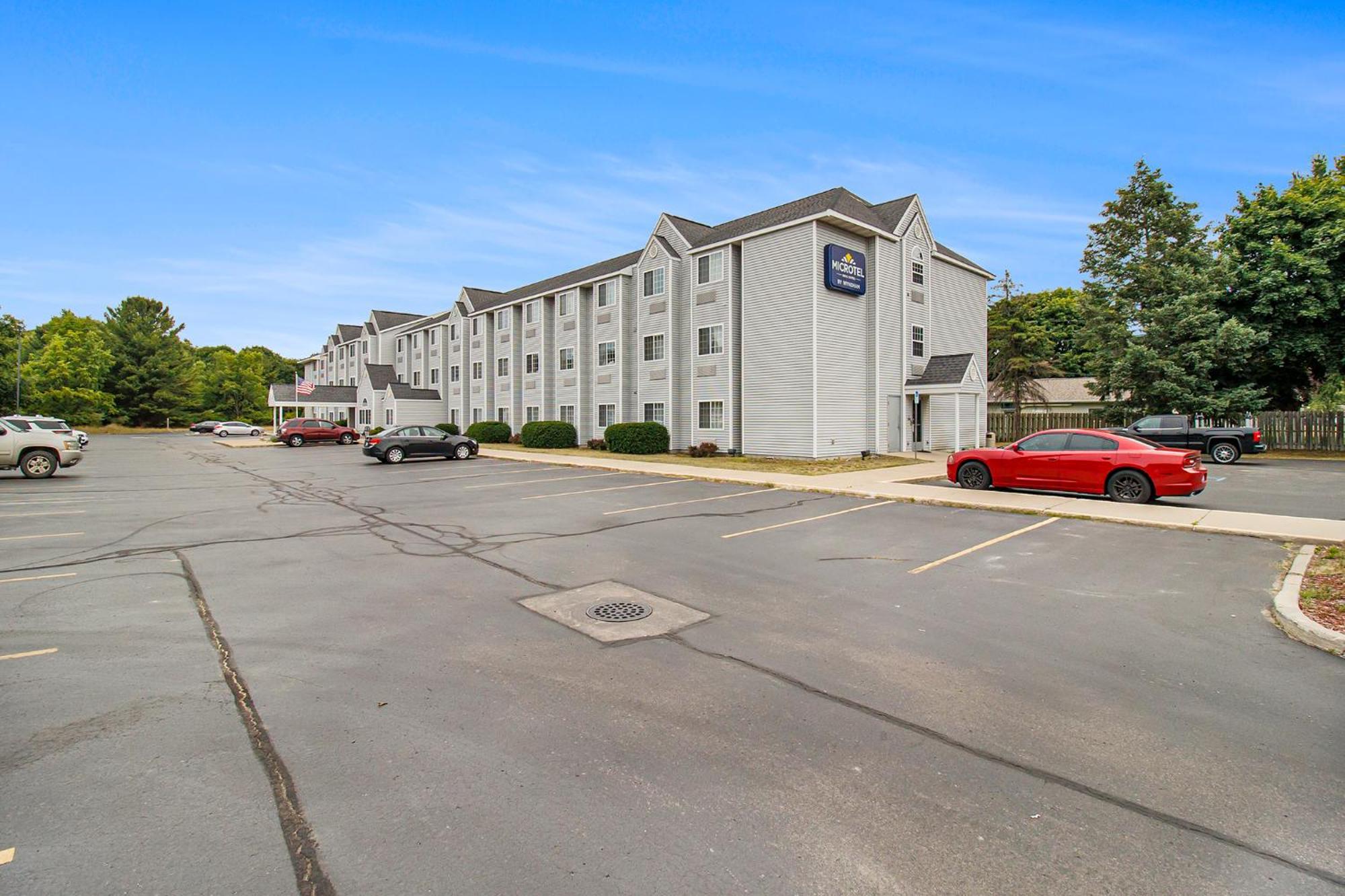 Microtel Inn And Suites Manistee Ngoại thất bức ảnh