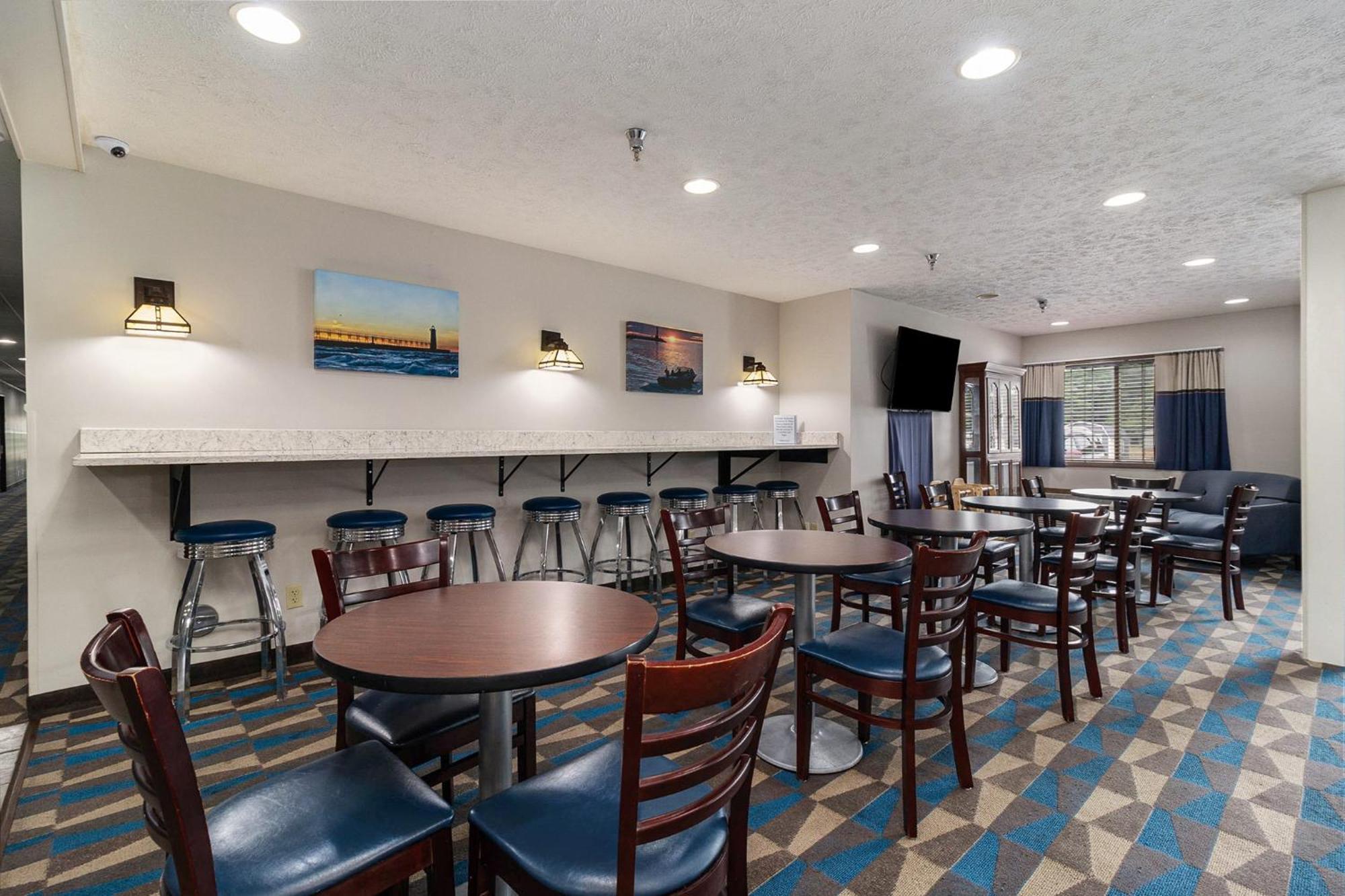 Microtel Inn And Suites Manistee Ngoại thất bức ảnh