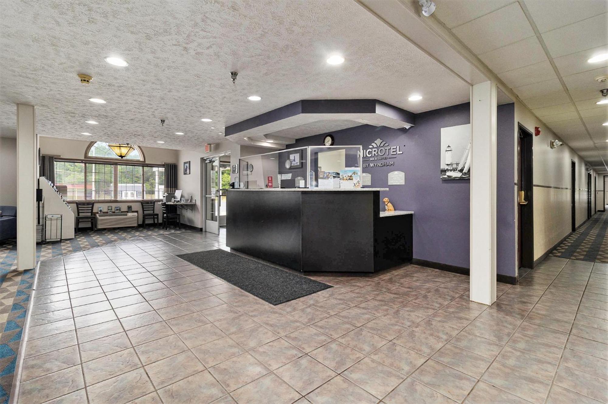 Microtel Inn And Suites Manistee Ngoại thất bức ảnh