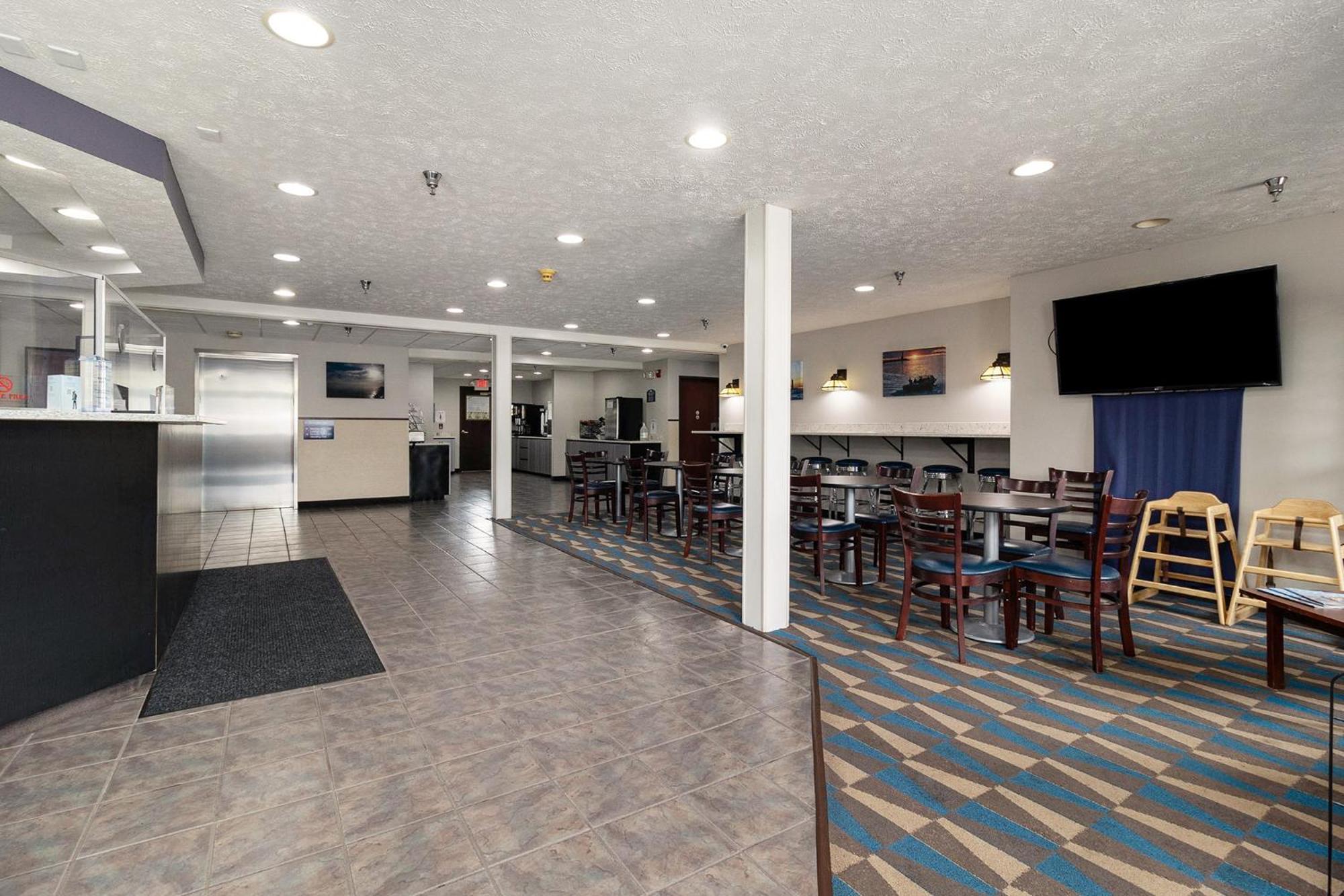 Microtel Inn And Suites Manistee Ngoại thất bức ảnh
