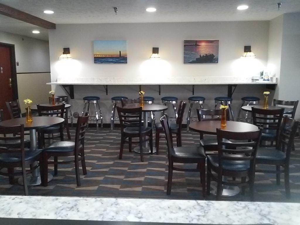 Microtel Inn And Suites Manistee Ngoại thất bức ảnh