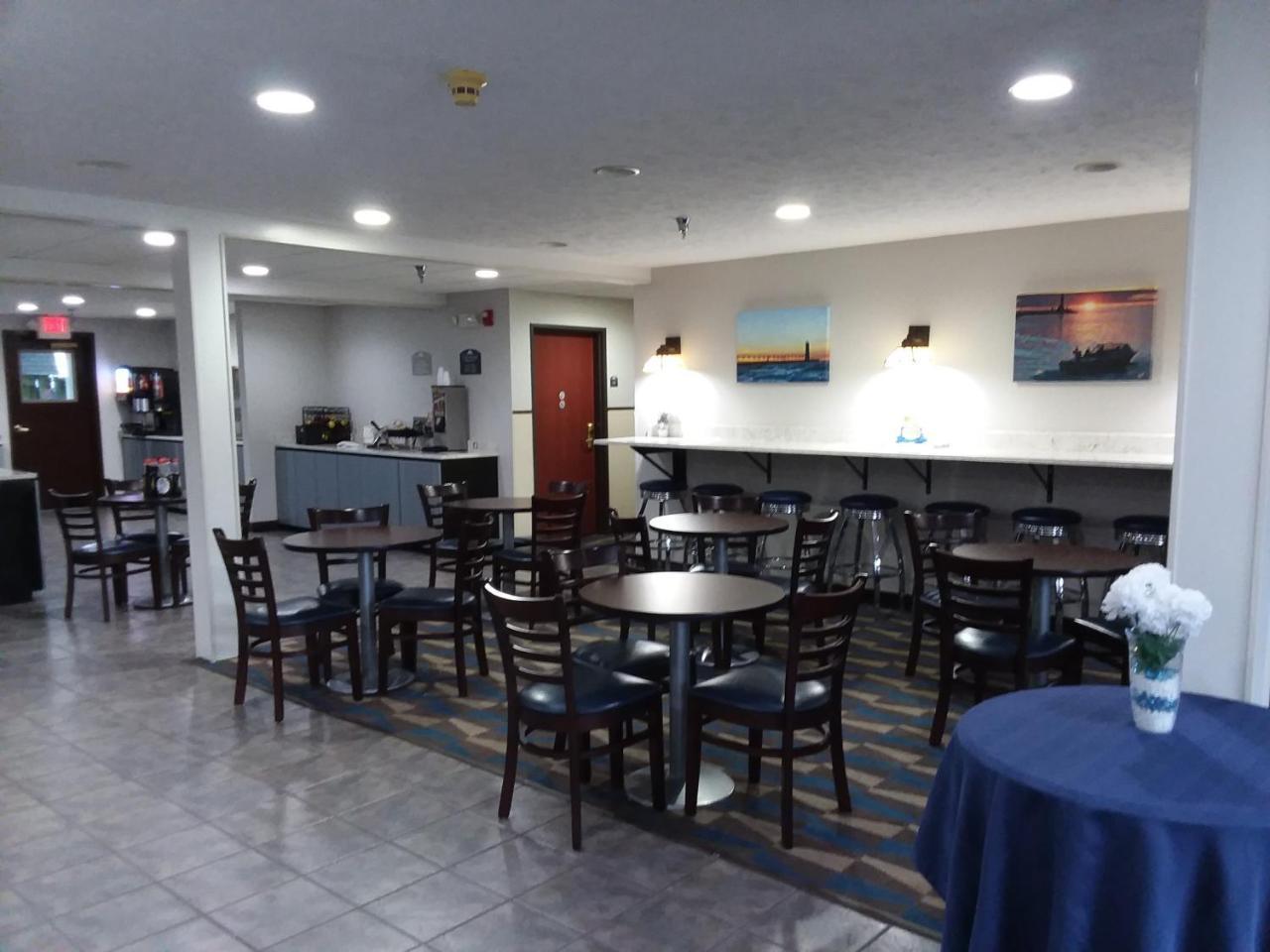 Microtel Inn And Suites Manistee Ngoại thất bức ảnh